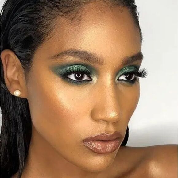 MAC Frost That's Showbiz Baby Eyeshadow (warm dark green frost) - Picture 9 of 14